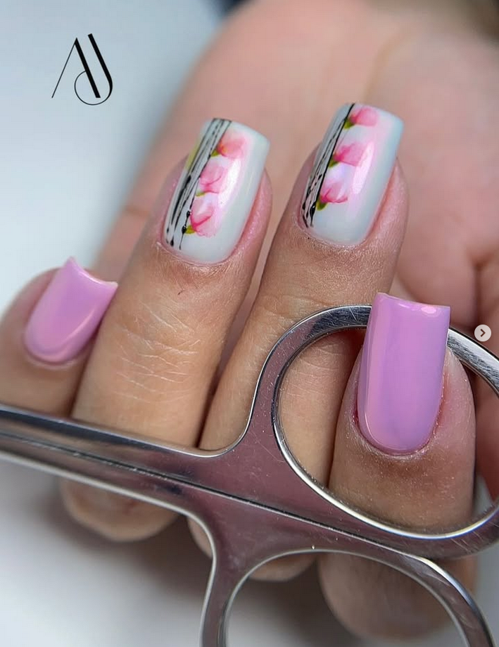 Unha decorada com flores tulipa rosa