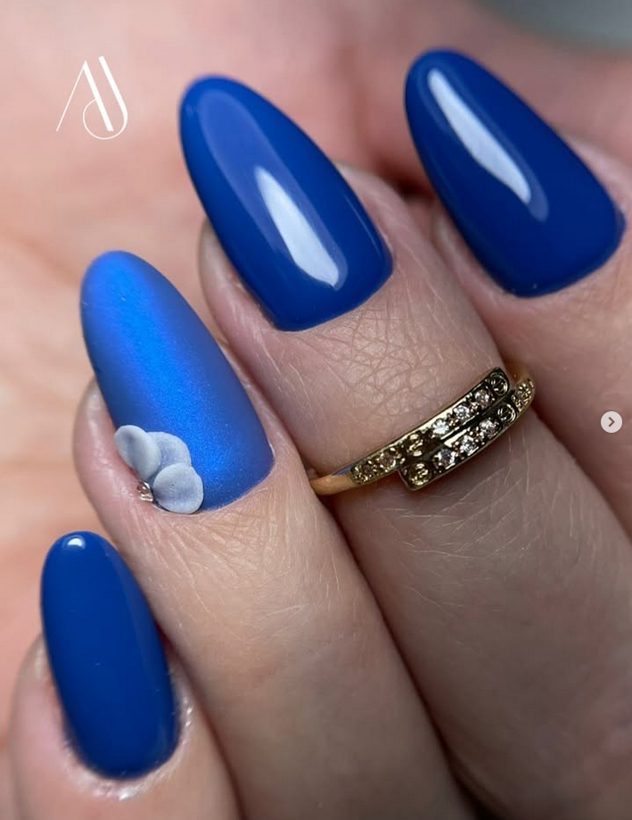 Unha azul com detalhe de flor 3D